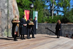 The chorus seems to have other ideas... :)